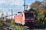 DB Cargo AG, Mainz mit ihrer  152 131-9  (NVR:  91 80 6152 131-9 D-DB ) und einem Kesselwagenzug am 07.11.23 Vorbeifahrt Bahnhof Magdeburg Neustadt.