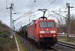 DB Cargo AG, Mainz mit ihrer  152 142-6  (NVR:  91 80 6152 142-6 D-DB ) und einem gemischten Kesselwagenzug Richtung Rbf.