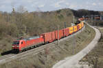 DB 152 120 befindet sich mit einem langen Containerzug auf der nördl. Umgehung des Rangierbahnhofs München Nord, 19.03.2024