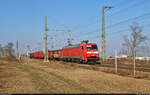 Langsam beschleunigt dieser gemischte Güterzug mit 152 086-5 (Siemens ES64F) aus dem Knoten Halle (Saale), hier an der Leipziger Chaussee (B 6) in südliche Richtung.