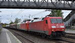 DB Cargo AG, Mainz mit ihrer  152 028-7  (NVR:  91 80 6152 028-7 D-DB ) mit  145 016-2  [NVR-Nummer: 91 80 6145 016-2 D-DB] und gemischtem Güterzug am Haken am 11.04.24 Höhe Bahnhof