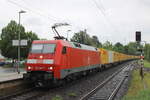 DB 152 146-7 mit einem DHL-Containerwagenzug Richtung Hannover, am 22.05.2024 in Alfeld (Leine). Vom Bahnsteig aus fotografiert.