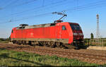 Auf dem Weg zur Zugbildungsanlage (ZBA) Halle (Saale) ist 152 015-4 (Siemens ES64F), als sie ohne Last am Haken von der Brücke über die Leipziger Chaussee (B 6) im Nachschuss eingefangen