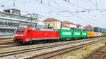 Am 29.06.2024 durchfährt 91 80 6152 034 der DB den Bahnhof Regensburg mit einem Containerzug.