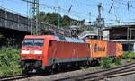 DB Cargo AG, Mainz mit ihrer  152 031-1  [NVR-Nummer: 91 80 6152 031-1 D-DB] verlässt mit einem Containerzug den Hamburger Hafen am 15.07.24 Höhe Bahnhof Hamburg Harburg.