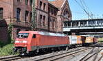 DB Cargo AG, Mainz mit ihrer  152 073-3  [NVR-Nummer: 91 80 6152 073-3 D-DB]  verlässt mit einem Containerzug den Hamburger Hafen am 15.07.24 Höhe Bahnhof Hamburg Harburg.