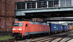 DB Cargo AG, Mainz mit ihrer  152 106-1  [NVR-Nummer: 91 80 6152 106-1 D-DB] verlässt mit einem Containerzug den Hamburger Hafen am 19.07.24 Höhe Bahnhof Hamburg Harburg.