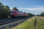 152 020-4 u.185 xxx sind am 17.07.2024 mit einem gemischten Güterzug bei Thüngersheim unterwegs.