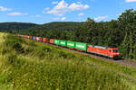 Die Baureihe 152 versieht seit bald drei Jahrzehnten unermüdlich ihren Dienst vor schweren Containerzügen auf der Nord-Süd-Strecke. Exemplarisch sei hier 152 131 vor dem KT 50351 von Maschen Rbf nach Regensburg Ost gezeigt, die ich am Abend des 28. Juni 2024 bei Bernhards in Osthessen aufnehmen konnte. 