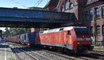 DB Cargo AG, Mainz mit ihrer  152 129-3  [NVR-Nummer: 91 80 6152 129-3 D-DB] und einem Containerzug Richtung Hamburger Hafen am 30.07.24 Höhe Bahnhof Hamburg Harburg.