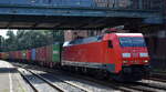 DB Cargo AG, Mainz mit ihrer   152 088-1  [NVR-Nummer: 91 80 6152 088-1 D-DB] und einem Containerzug Richtung Hamburger Hafen am 30.07.24 Höhe Bahnhof Hamburg Harburg.