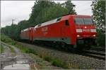 Mit 12.800 KW nach Salzburg: 152 127 und 109 bringen einen Stahlbrammenzug bei Rosenheim Richtung Salzburg. (02.07.07)