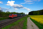 Mit Fotowolke passiert 152 143 DB Cargo mit dem Hellmann KLV-Zug KT 50020 (Landshut Hbf - Hannover Linden) bei Parsberg in Richtung Nürnberg, 14.05.2021