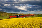 Vorhang auf: Mit Theaterbeleuchtung passiert 152 075 von DB Cargo mit GA 60016 (Dingolfing - Maschen Rbf) Lehrberg, 22.05.2021