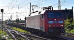 DB Cargo AG, Mainz mit ihrer  152 118-6  [NVR-Nummer: 91 80 6152 118-6 D-DB] und einem gemischten Güterzug am 15.10.24 Höhe Bahnhof Magdeburg Neustadt.