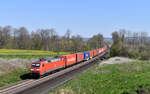 DB 152 055 mit einem Containerzug am 28.04.2021 bei Bad Münder-Hasperde