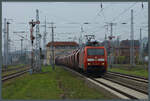 152 170-7 der DB Cargo rollt am 09.11.2024 durch den Bahnhof Sangerhausen. Im Hintergrund ist das Reiterstellwerk Sb zu sehen.