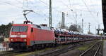 DB Cargo AG, Mainz mit ihrer  152 190-5  [NVR-Nummer: 91 80 6152 190-5 D-DB] und einem PKW-Transportzug (SKODA Modelle) am 25.11.24 Höhe Bahnhof Magdeburg-Neustadt.