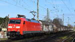 DB Cargo AG, Mainz [D] mit ihrer  152 014-7  [NVR-Nummer: 91 80 6152 014-7 D-DB] und einigen Güterwagen am 26.11.24 Höhe Bahnhof Magdeburg Neustadt.