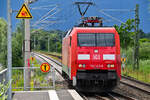 D-DB 152 142-6 fuhr am 23.07.24 LZ zum Lübeck-Travemünder-Skandinavienkai (ALSK). Hier am Haltepunkt  Lübeck-Dänischburg IKEA  (ALD A). Im Hintergrund kann man das nahende Unwetter sehen.