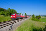 152 090 DB Cargo mit einem KLV-Zug bei Oberdachstetten Richtung Würzburg, 13.06.2021