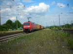 152 141 in Eichenberg mit einem Containerzug