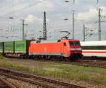 152 141-8 zieht einen Hangarter-KLV Gterzug in den Karlsruher Hbf.