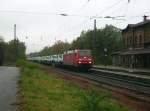 152 058 zieht am 30.10.08 einen Gterzug durch Raguhn in Richtung Bitterfeld.