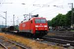 Wie ein unendliche Cobra schlngelt sich 152 022-0 mit Ihrem Gterzug ber die Weichen und Gleise des Bahnhof Bielefeld-Brackwede.