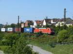 152 012-1 mit Containerzug bei der Durchfahrt durch Retzbach, 19.08.2009