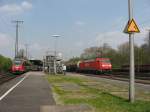 Whrend am 20. April 2010 644 557 und ein weiterer unbekannt geblebener 644 als RB 24 nach Kall (Eifel) in Kln West station machten fuhr 152 009-7 mit einem lzug vorbei.