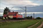152 042 mit einem roten Container Zug (eine  Red Train ). 16.08.2010, Kfering. 