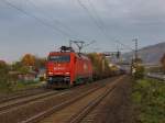 Die 152 098 am 30.10.2010 mit einem Gterzug unterwegs bei Thngersheim.