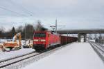152 129 mit einem Gterzug am 18.12.2010 bei der Durchfahrt durch den Bahnhof Haspelmoor.