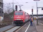 152 085 mit Lokzug beim Halt in Ma-Friedrichsfeld.
