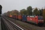 DB Cargo 152 013 am 25.10.11 mit einem Containerzug bei der Durchfahrt durch Hamburg-Bostelbek.