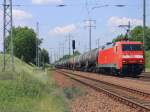 152 004-8 passiert mit einen Gterzug Kesselwagen mit entzndbaren flssigen Stoffen am 23.