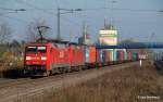 152 075-8 und eine abgebgelte 145 haben am 12.11.11 einen langen Containerzug aus Hamburg am Haken und durchfahren hier gerade Tostedt Richtung Bremen.