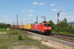 152 104 mit einem Containerzug am 17.05.2012 in Eggolsheim.