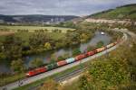 Eine 152 zieht einen Containerzug durch das Maintal, hier zwischen Karlstadt und Himmelstadt (03.10.2012)