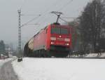 152 128-5 ist am 15. Dezember 2012 mit einem gemischten Gterzug bei Kronach unterwegs.