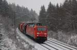 Im leichten Schneegestber des 21.12.2012 konnte 152 107-9 mit ihrem Kalibomber von Heringen nach HH Hohe Schaar nahe Altenbeken beim Bad Driburger Grung bildlich festgehalten werden.