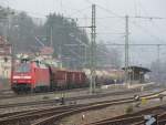 152 151-7 steht am 09. April 2013 mit einem gemischten Gterzug auf Gleis 4 in Kronach. 