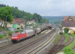 152 153-3 zieht am 18. Mai 2013 einen gemischten Gterzug durch Kronach in Richtung Lichtenfels.