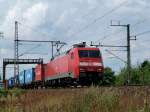 152 031 fhrt am 30.07.13 mit einem Containerzug aus Richtung Wunstorf nach Seelze.