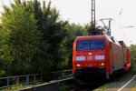 152 067-5 DB kommt mit einem langen LKW-Zug aus Kln-Eifeltor nach Italien aus Richtung Kln und fhrt in Richtung Koblenz.