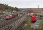 152 064-2 zieht am 22. Oktober 2013 einen gemischten Gterzug durch Kronach in Richtung Lichtenfels.