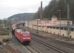 152 156-6 zieht am 19. März 2014 einen Getreidezug in den Bahnhof Kronach.