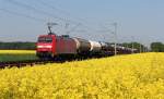 152 012-1 fährt am 29.04.2014 mit einem gemischten Güterzug am Bü 42,485 zwischen Peine und Vechelde vorbei.