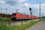 152 060-0 mit vier weiteren Lokomotiven und einem Güterzug im Schlepp rollt am 21/06/2014 durch Porz-Wahn in Richtung Norden.